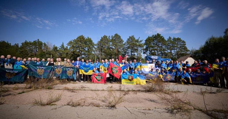 Ще 103 українських захисників повернулися з полону Росії, - повідомив Зеленський. ФОТОрепортаж.