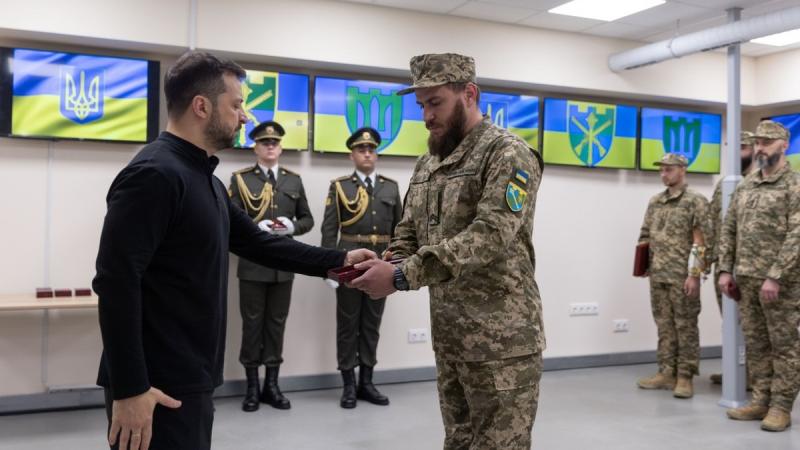 Зеленський провів зустріч з військовослужбовцями територіальної оборони та вручив їм державні нагороди.