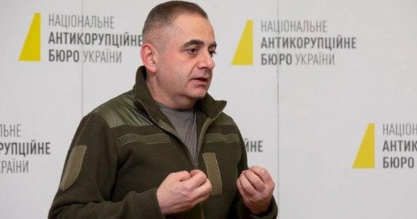 Заступника директора Національного антикорупційного бюро було звільнено через скандал, пов'язаний з витоком інформації з установи.