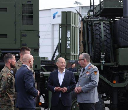 Німеччина здійснила замовлення на 17 систем протиповітряної оборони IRIS-T для України, повідомив Шольц.