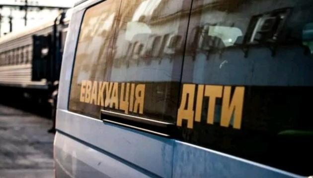 У Донеччині з 31 населеного пункту здійснюється примусова евакуація дітей.