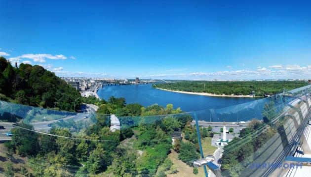 Завтра в Україні очікується ясна погода, температура вдень досягне 27° тепла, опадів не передбачається.