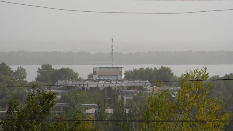 За інформацією синоптикині Укргідрометцентру, пил в атмосфері може зберігатися до п'ятниці. 2 жовтня 2024 року.