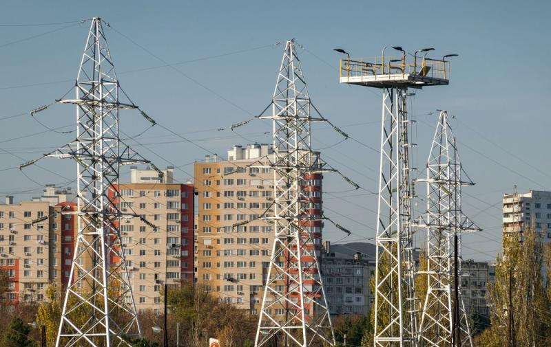 Протягом доби фахівці енергетичної компанії відновили електропостачання для мешканців 124 населених пунктів, які постраждали від обстрілів, - повідомляє ДТЕК.