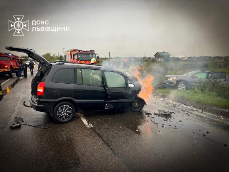 Рятувальні служби успішно погасили вогонь, що спалахнув у автомобілі після дорожньо-транспортної пригоди.