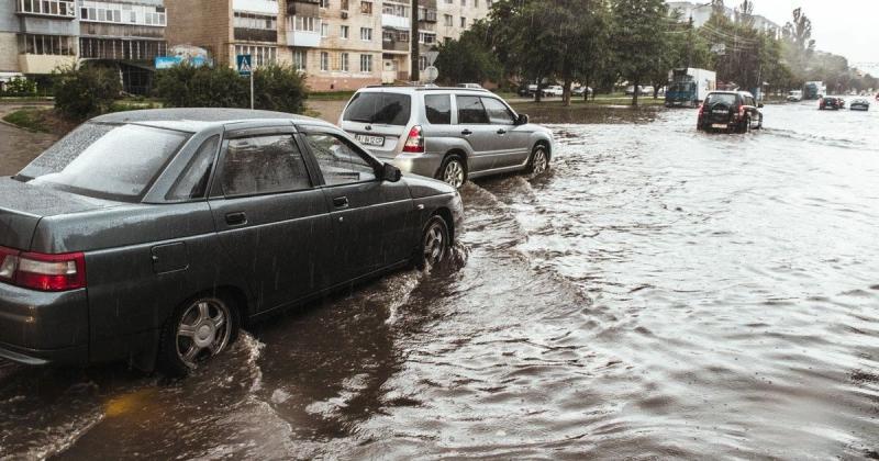 Сильний дощ призвів до підтоплення в різних частинах Києва.