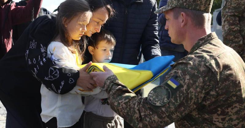 У вишиванках та з глибоким смутком: як родина Фаріон пережила ще одну значну втрату (фото)