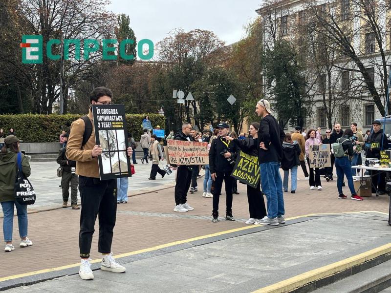 На Площі Слави в столиці відбулася акція на підтримку українських військовослужбовців, які потрапили в полон.