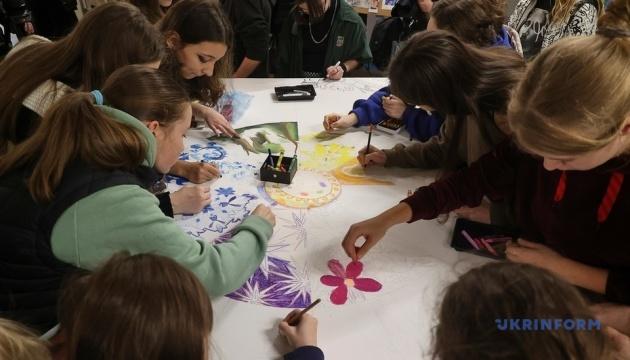 У Харкові, з нагоди Дня художника, діти створили мистецький витвір у підземці.