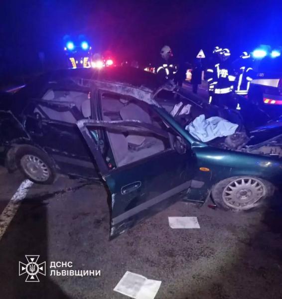 На Львівщині легковий автомобіль в’їхав у відбійник: водія довелося визволяти.