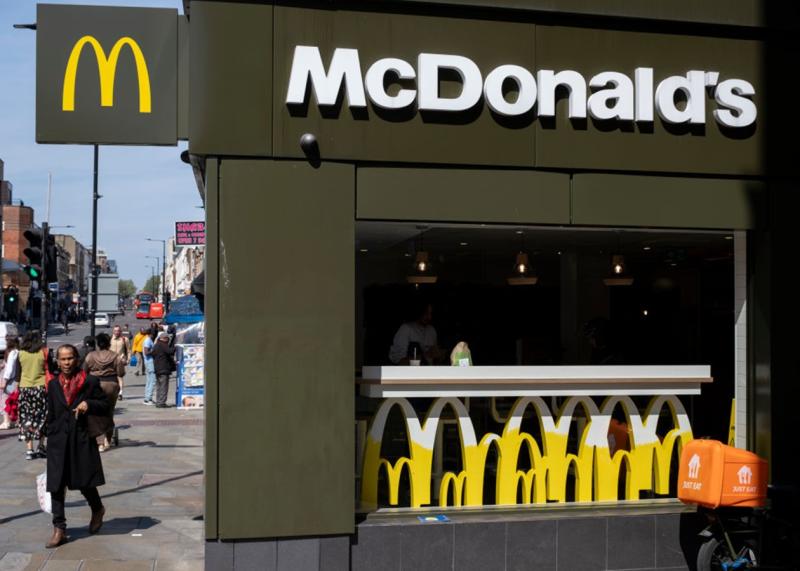 Акції McDonald’s знизилися на 9% через масштабні випадки отруєнь бургерами.