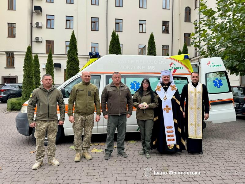 Українська громада в Мілані придбала автомобіль швидкої допомоги для військової поліклініки у Франківську.