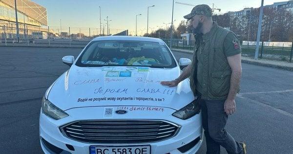 У Львові турецький громадянин на таксі з національною символікою збирає кошти на підтримку Збройних Сил України.