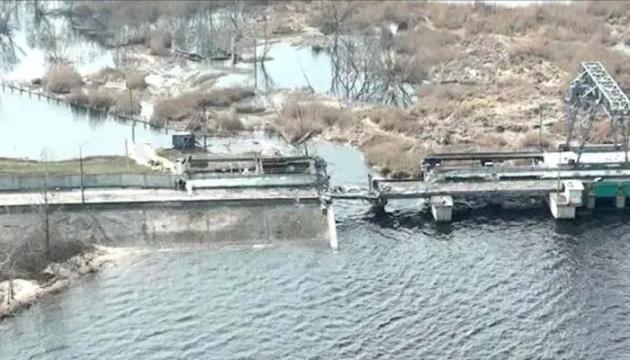 Пошкодження греблі Курахівського водосховища призвело до виливу 15 мільйонів кубометрів води, проте житлові приміщення залишилися неушкодженими.